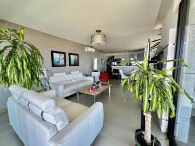 Apartamento en venta en primera línea playa Mansa, Punta del Este.