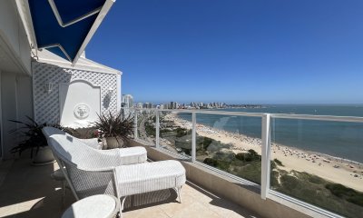 Penthouse en venta en primera línea con vista al mar de playa Mansa, Punta del Este.