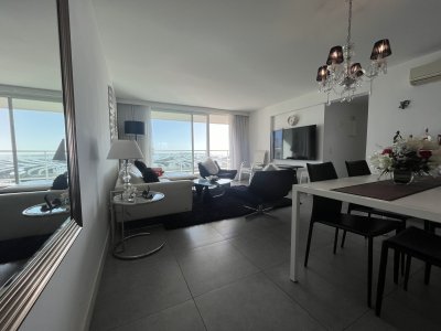 Piso intermedio de 2 dorrmitorios en venta en Torre Yoo