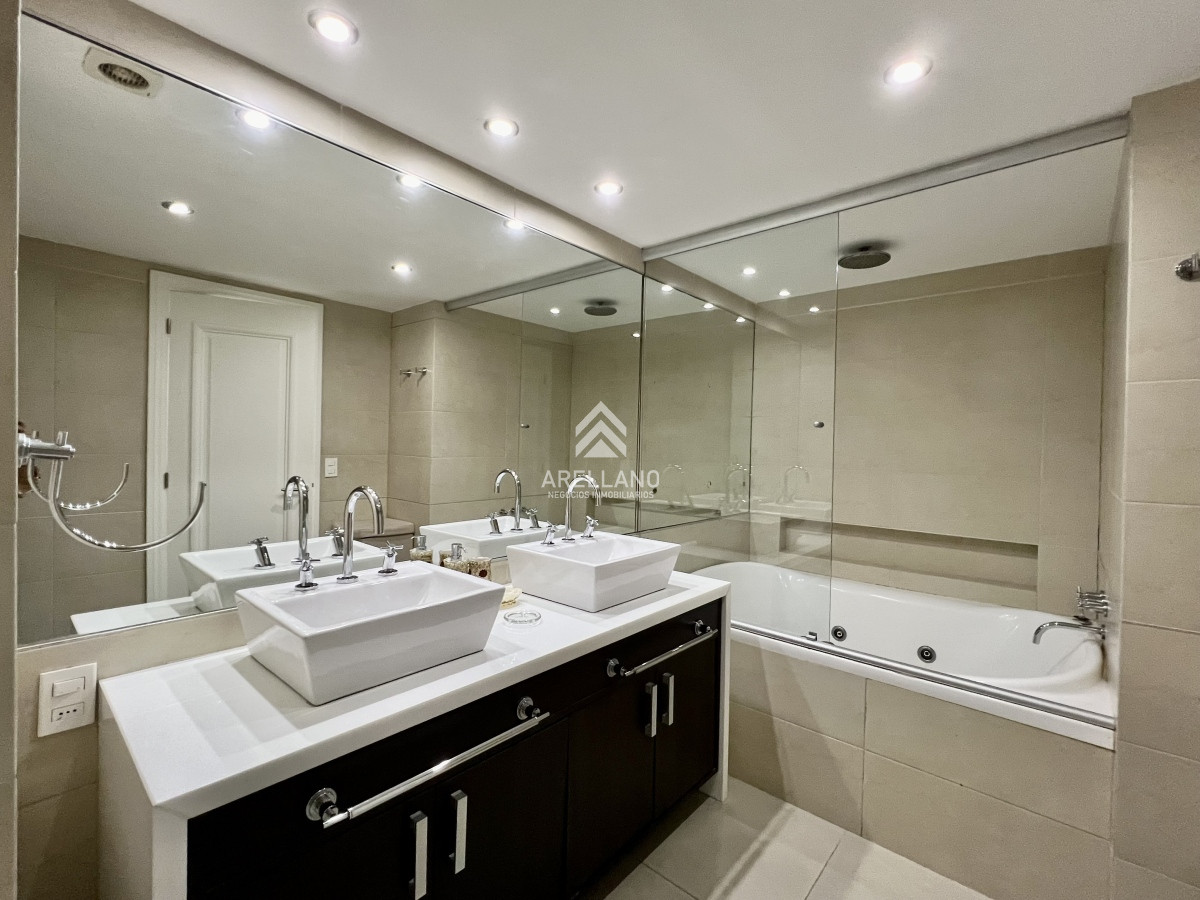 Apartamento ID.3657 - Venta apartamento 3 dormitorios y dependencia Brava 