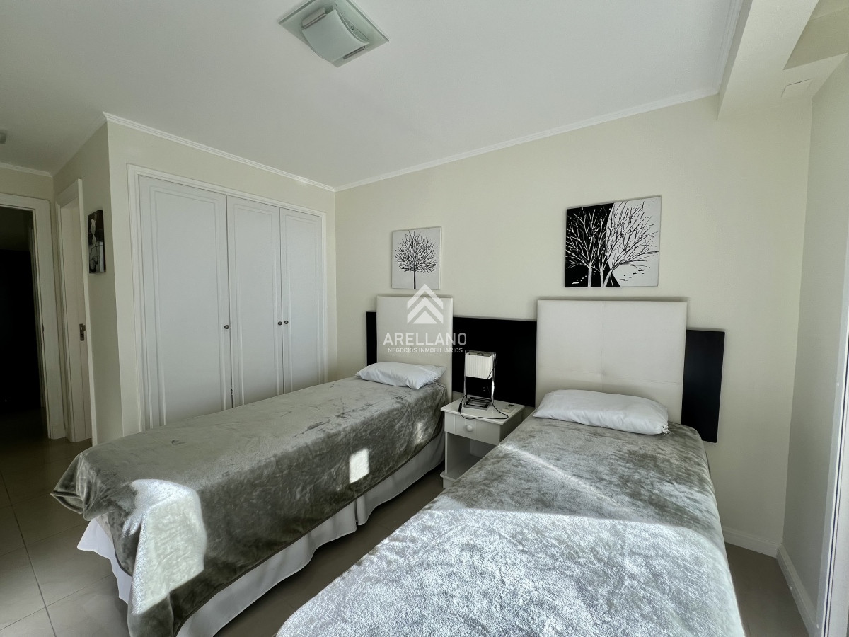 Apartamento ID.3657 - Venta apartamento 3 dormitorios y dependencia Brava 