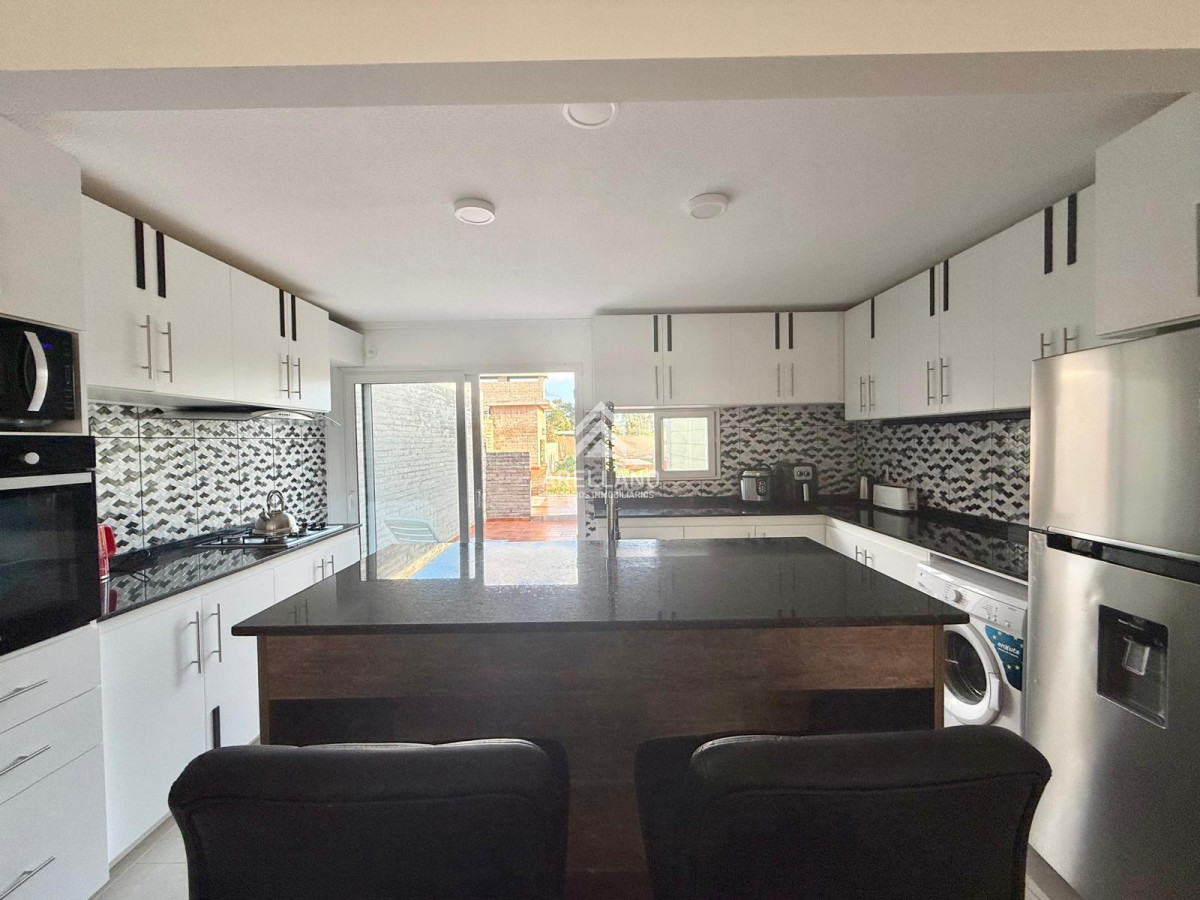 Casa ID.3899 - Venta casa 3 dormitorios en Parque Burnett 