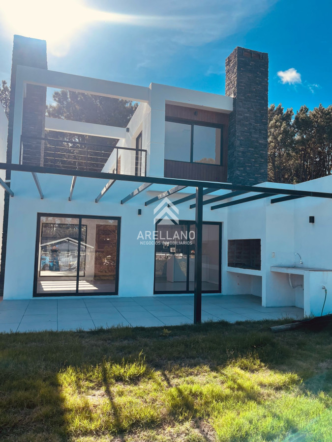 Casa ID.5353 - CASA EN VENTA 3 DORMITORIOS PARQUE BURNETT