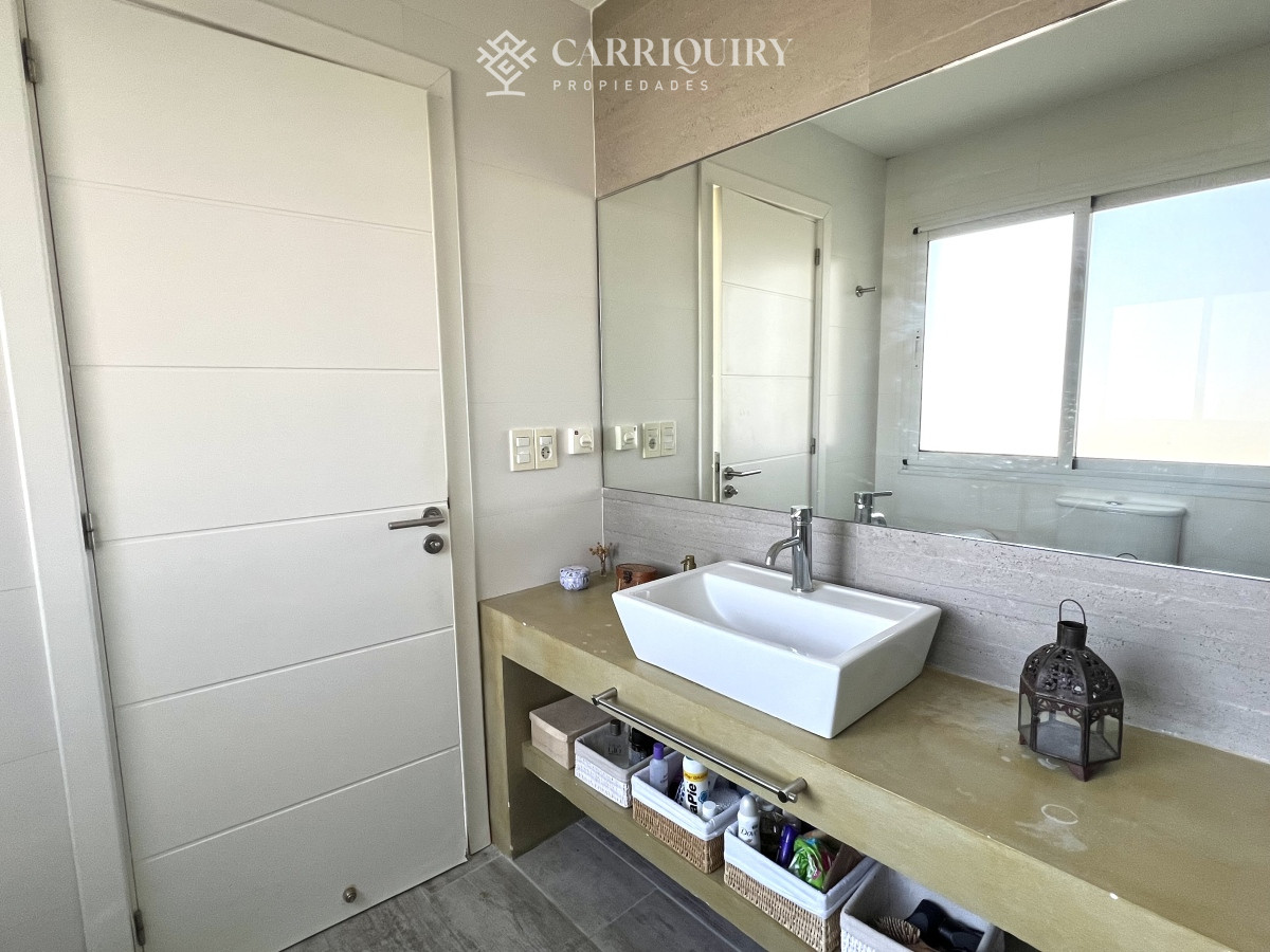 Casa ID.9591/Casa-en-venta-5-dormitorios - Casa en venta en Laguna de los Cisnes
