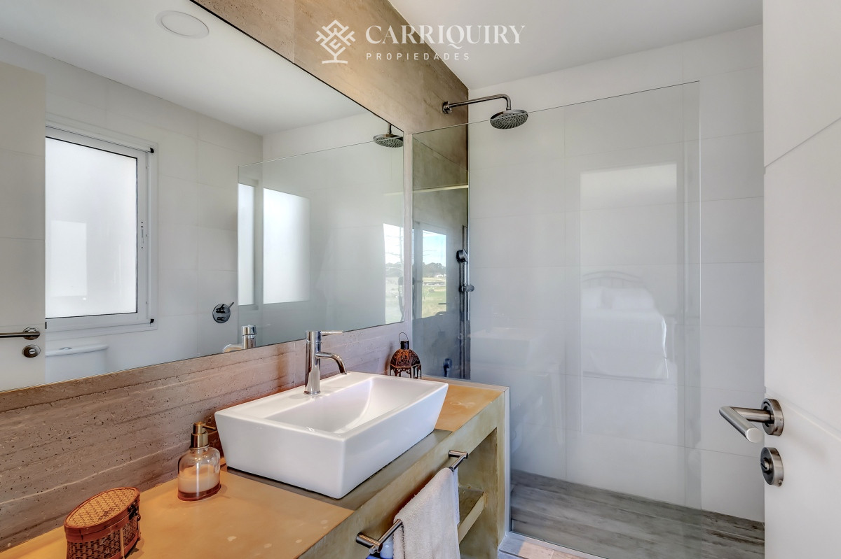 Casa ID.9591/Casa-en-venta-5-dormitorios - Casa en venta en Laguna de los Cisnes