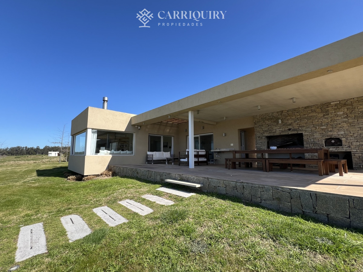 Casa ID.9591/Casa-en-venta-5-dormitorios - Casa en venta en Laguna de los Cisnes