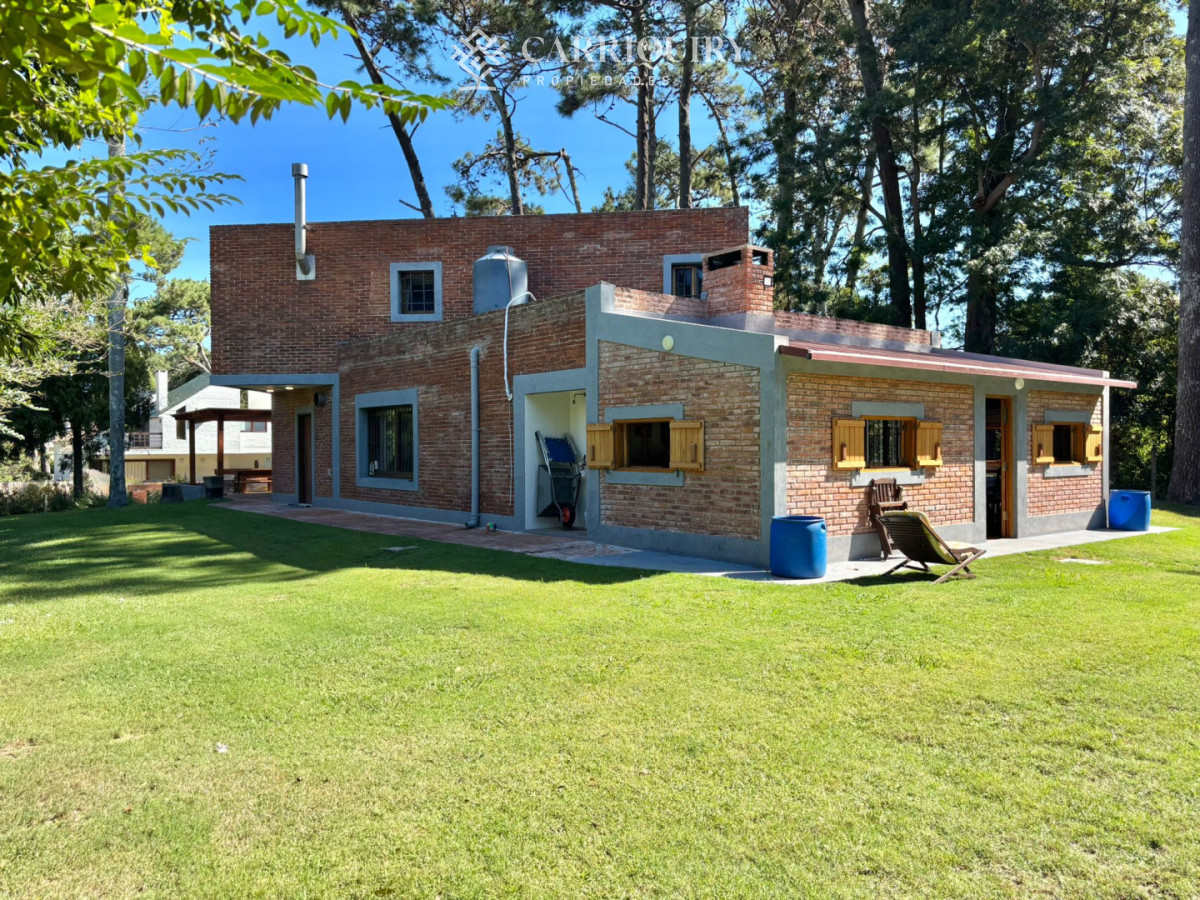 Casa ID.10053 - Espectacular casa en venta en playa mansa 
