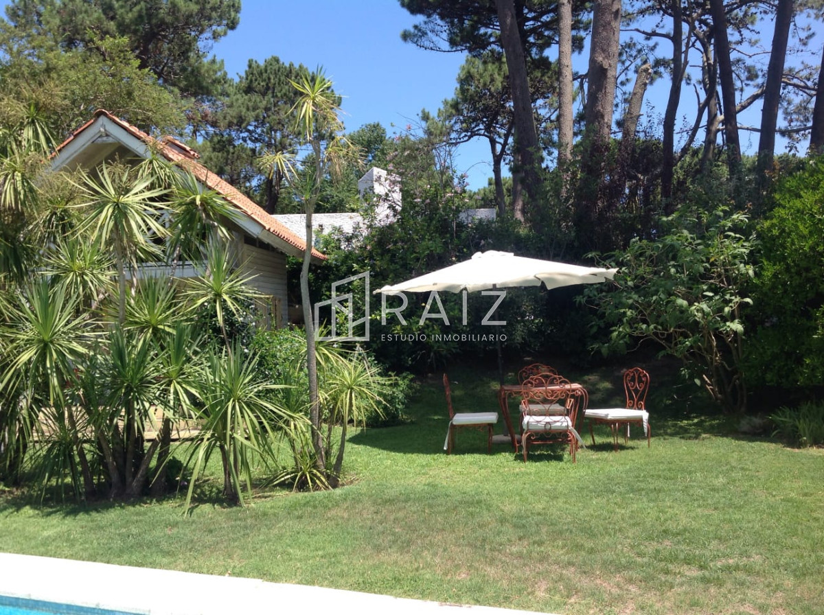 Casa ID.11566 - CASA EN VENTA 4 DORMITORIOS PLAYA MANSA