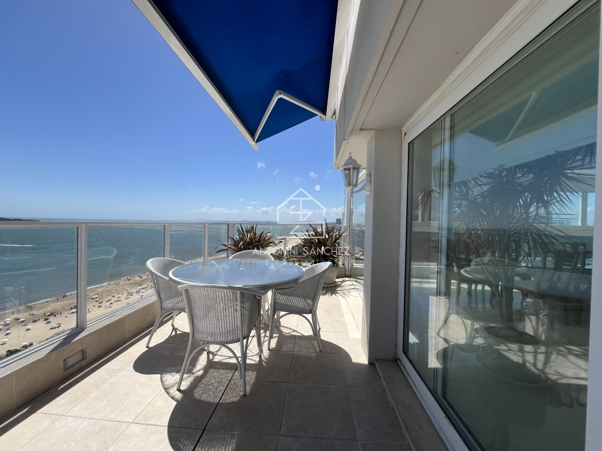 Apartamento ID.1413 - Apartamento Penthouse en venta playa Mansa primera linea