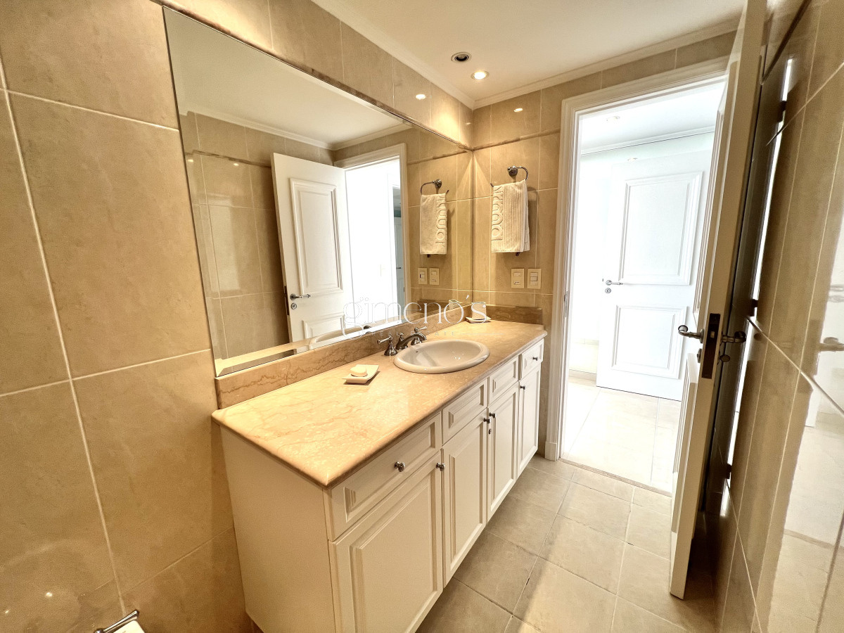 Apartamento ID.351 - Apartamento en Venta primera linea Playa Mansa, Punta del Este