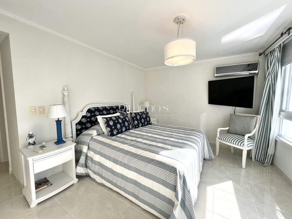 Apartamento ID.351 - Apartamento en Venta primera linea Playa Mansa, Punta del Este