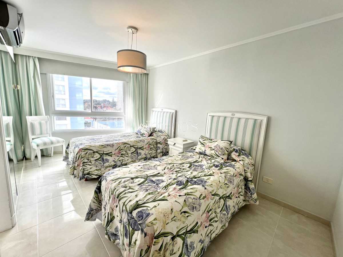 Apartamento ID.351 - Apartamento en Venta primera linea Playa Mansa, Punta del Este
