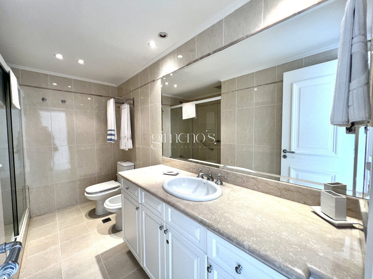 Apartamento ID.351 - Apartamento en Venta primera linea Playa Mansa, Punta del Este