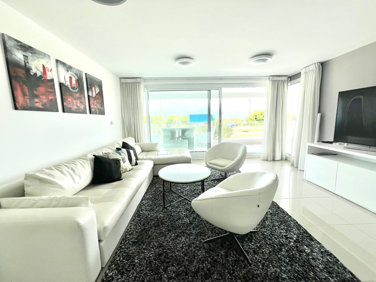 Apartamento en venta primera linea playa Mansa Punta del Este
