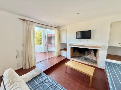 Apartamento estilo casa en alquiler anual.