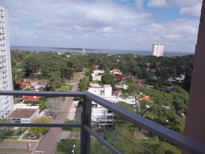 Avda Roosevelt, vista al mar y terraza con parrillero