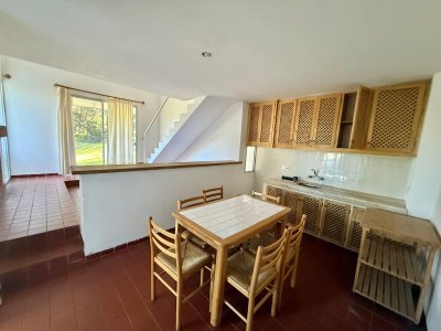 Apartamento estilo casa en alquiler anual.