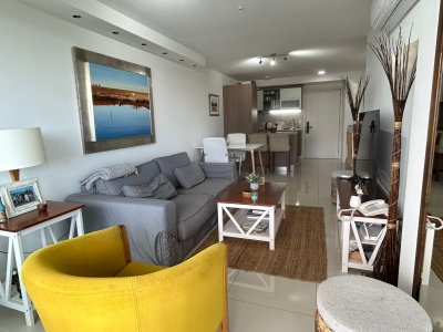 Piso alto en torre con servicios
