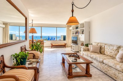 Espectacular apartamento en venta ubicado en el corazón de la península, en Punta del Este.
3 dormitorios, 2 baños, dependencia de servicio con baño, amplio living comedor con vista despejada a la bahía, cocina definida.
Garage en subsuelo.
Edificio con recepción 24 horas.
Excelente entorno, próximo a todos los servicios.
Contactanos para mas información y coordina tu visita.