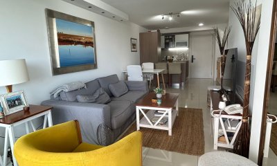 Piso alto en torre con servicios