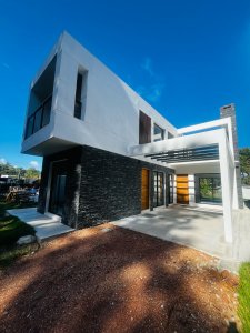 CASA EN VENTA 3 DORMITORIOS PARQUE BURNETT