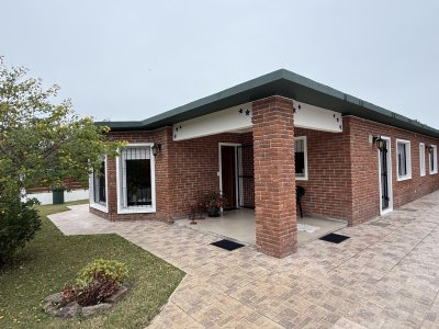 Casa de 3 dormitorios a la venta en Pinares - Playa Mansa