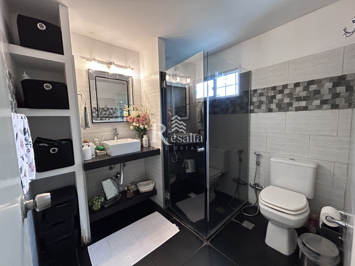 Casa ID.44/VENTA-CASA-CON-PISCINA-LOMAS-DE-SOLYMAR- - VENTA CASA CON PISCINA LOMAS DE SOLYMAR 