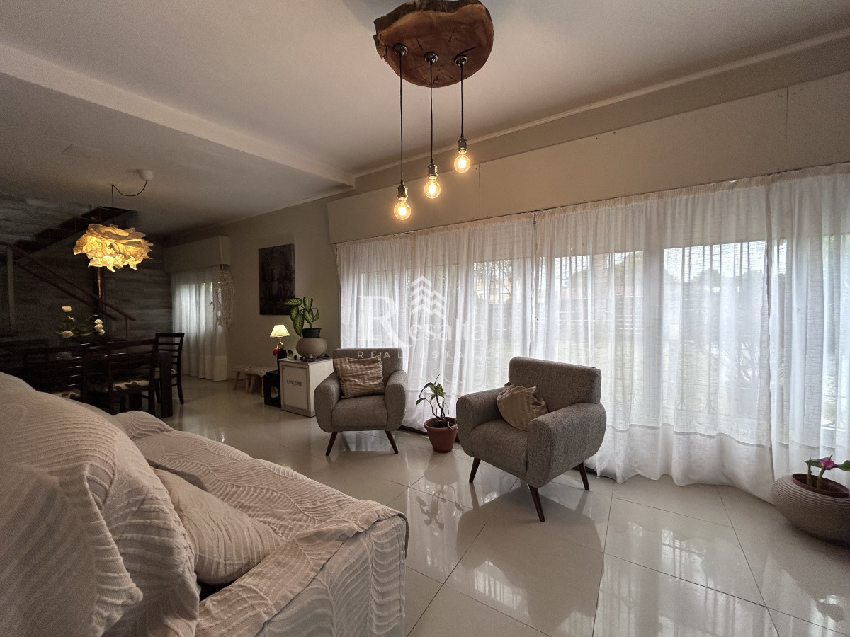 Casa ID.44/VENTA-CASA-CON-PISCINA-LOMAS-DE-SOLYMAR- - VENTA CASA CON PISCINA LOMAS DE SOLYMAR 