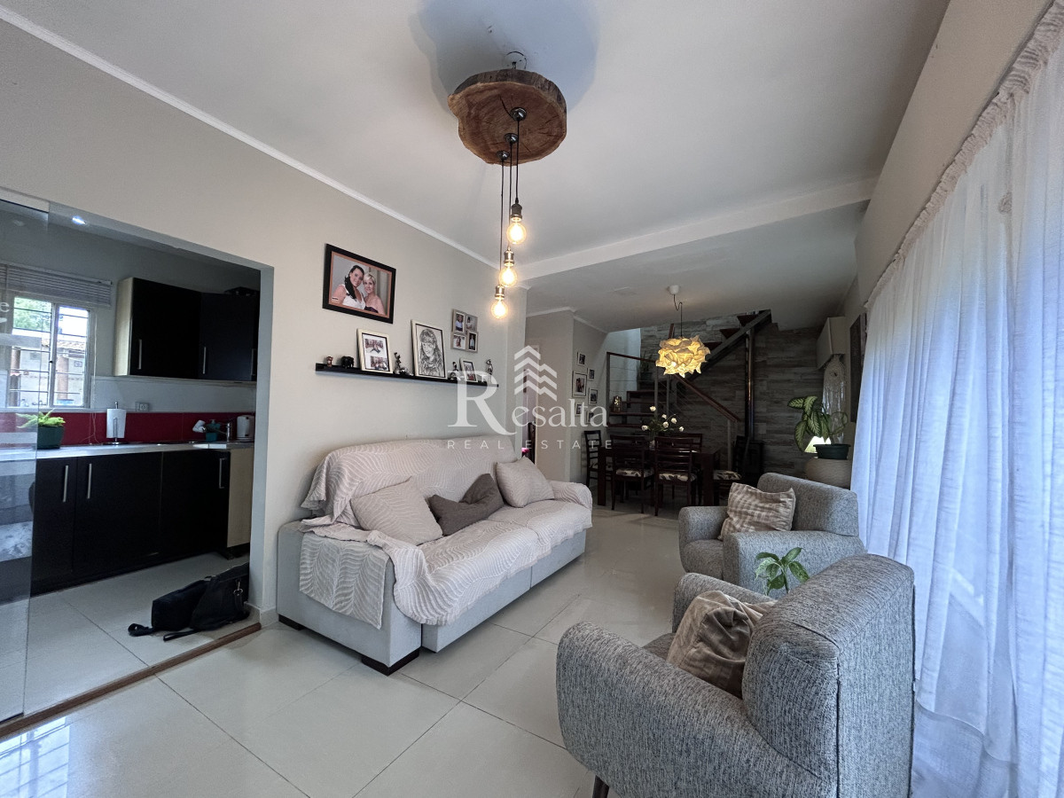 Casa ID.44/VENTA-CASA-CON-PISCINA-LOMAS-DE-SOLYMAR- - VENTA CASA CON PISCINA LOMAS DE SOLYMAR 