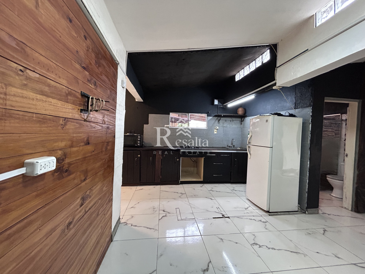 Casa ID.44/VENTA-CASA-CON-PISCINA-LOMAS-DE-SOLYMAR- - VENTA CASA CON PISCINA LOMAS DE SOLYMAR 