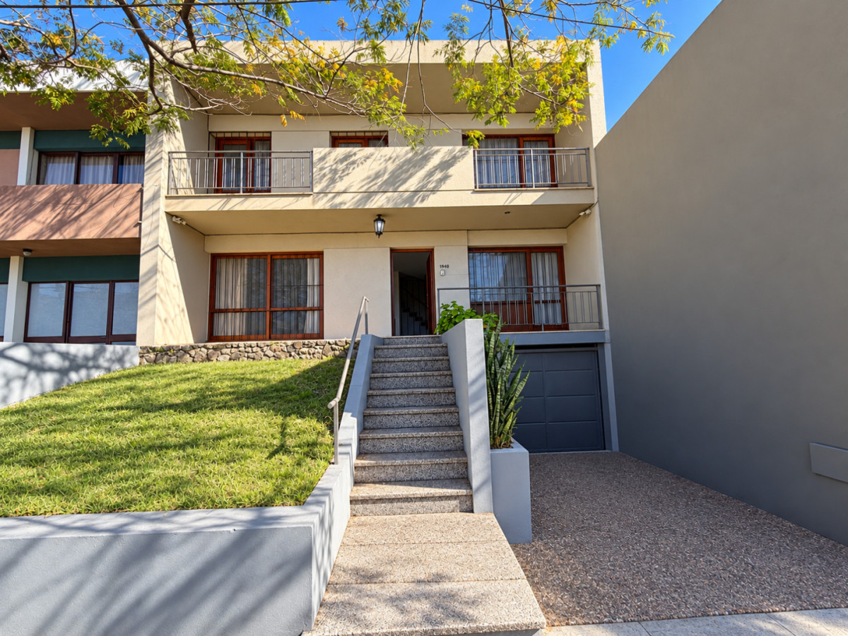 VENTA CASA 4 DORMITORIOS CON COCHERA Y GRAN JARDIN EN SALTO CENTRO