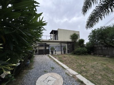 VENTA CASA CON PISCINA LOMAS DE SOLYMAR 