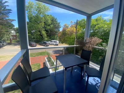 Apartamento reciclado 2 dormitorios con terraza cochera piscina excelente zona Punta del Este