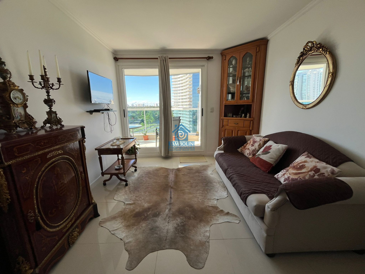 Apartamento ID.640 - Hermoso apartamento, amplia terraza, garage en subsuelo.