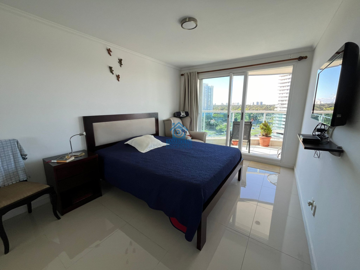 Apartamento ID.640 - Hermoso apartamento, amplia terraza, garage en subsuelo.
