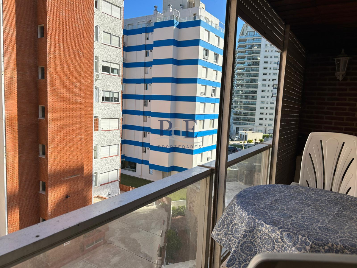 Venta de apto 1 dorm., Edificio Islamar, a metros de las Playas Brava y Mansa  - Imagen 1