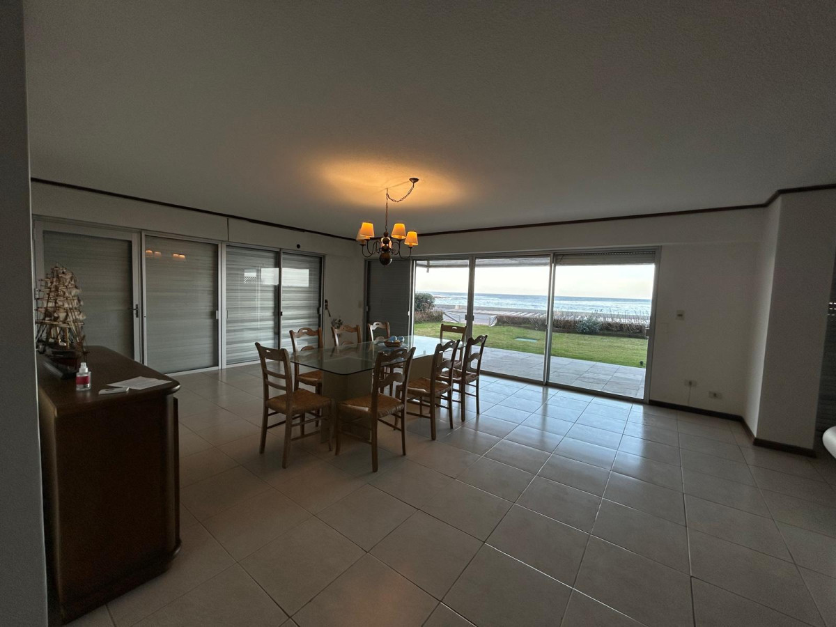 Apartamento ID.2939 - Hermoso apto en venta, Planta Baja, jardin propio con vista a la Playa Brava 