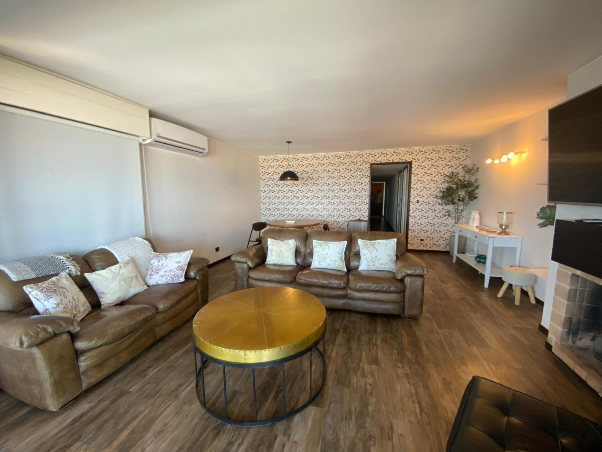 Apartamento ID.2850 - Excelente vista a la Playa Brava, Ideal para vivir todo el año