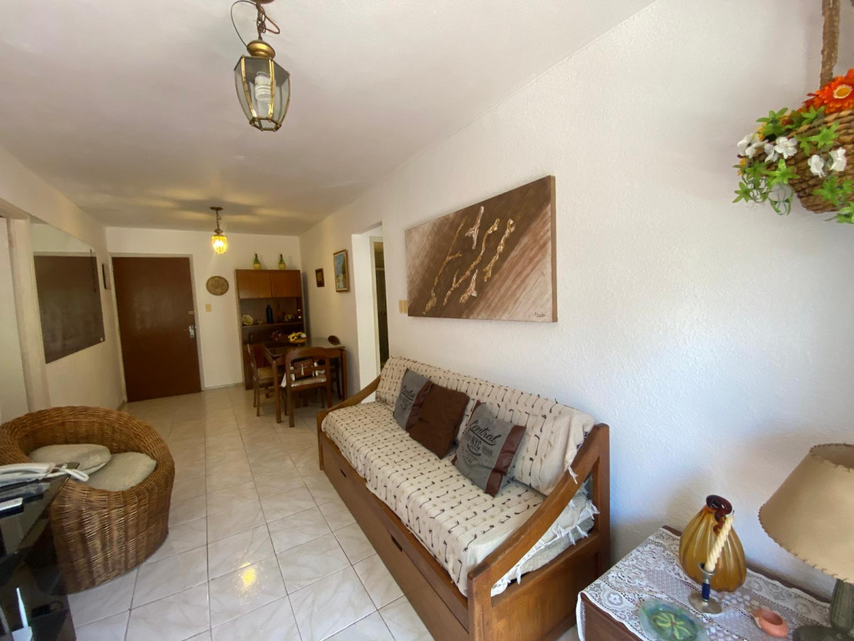 Apartamento ID.1375 - Primer piso por escalera, con cochera 