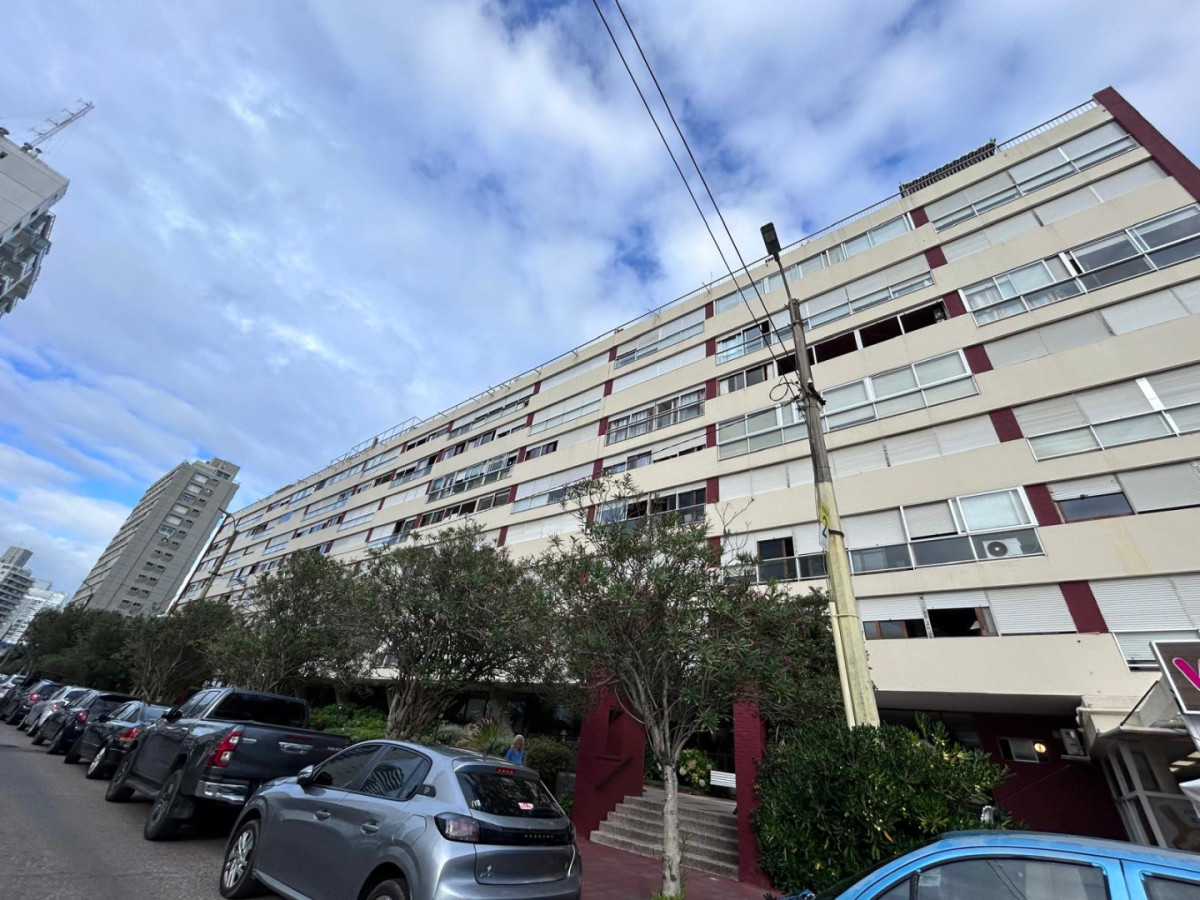 Apartamento ID.1637 - Apto en Venta en Edificio Islamar - Reciclado - Vista al Frente 