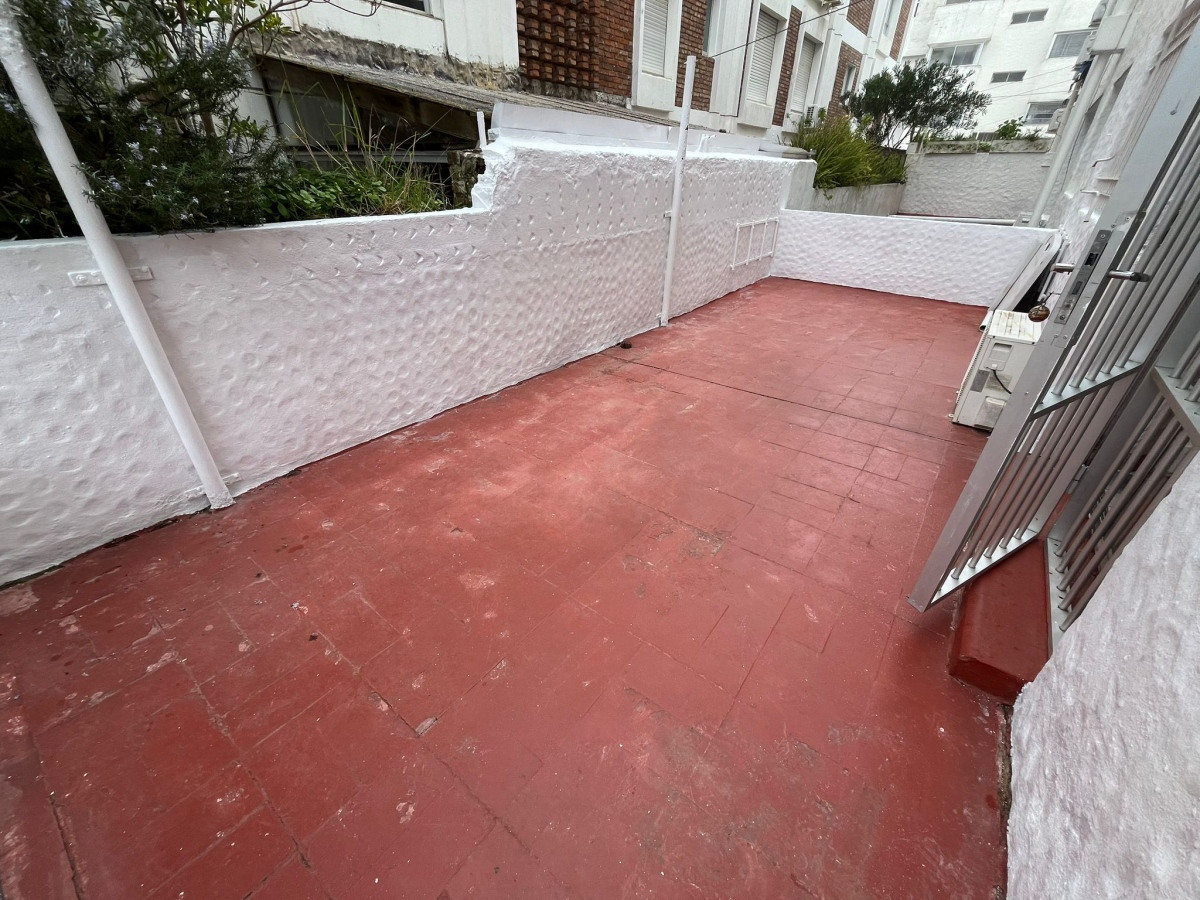 Apartamento ID.2769 - Alquiler anual, con terraza y cochera 