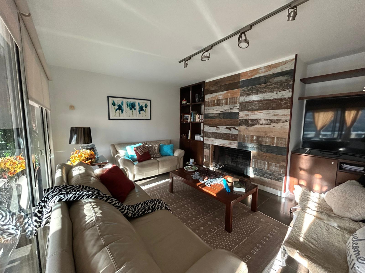 Apartamento ID.1252 - Venta de apto muy amplio, con terraza con parrillero cerrado y estufa a leña