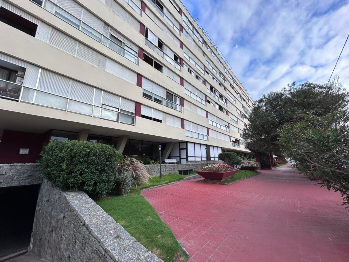 Apartamento ID.1637 - Apto en Venta en Edificio Islamar - Reciclado - Vista al Frente 