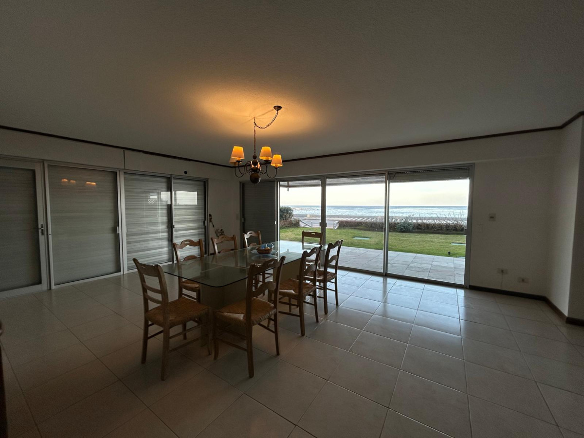 Apartamento ID.2939 - Hermoso apto en venta, Planta Baja, jardin propio con vista a la Playa Brava 