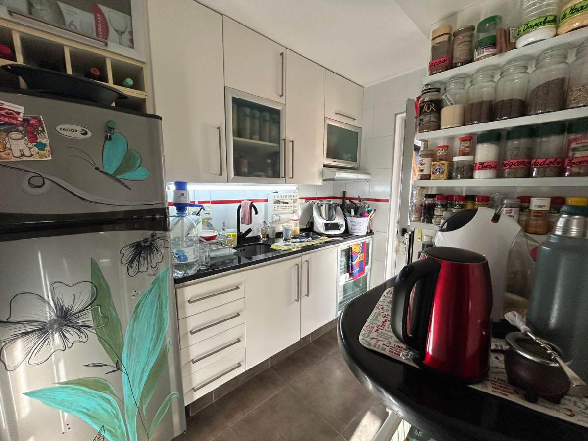 Apartamento ID.1252 - Venta de apto muy amplio, con terraza con parrillero cerrado y estufa a leña