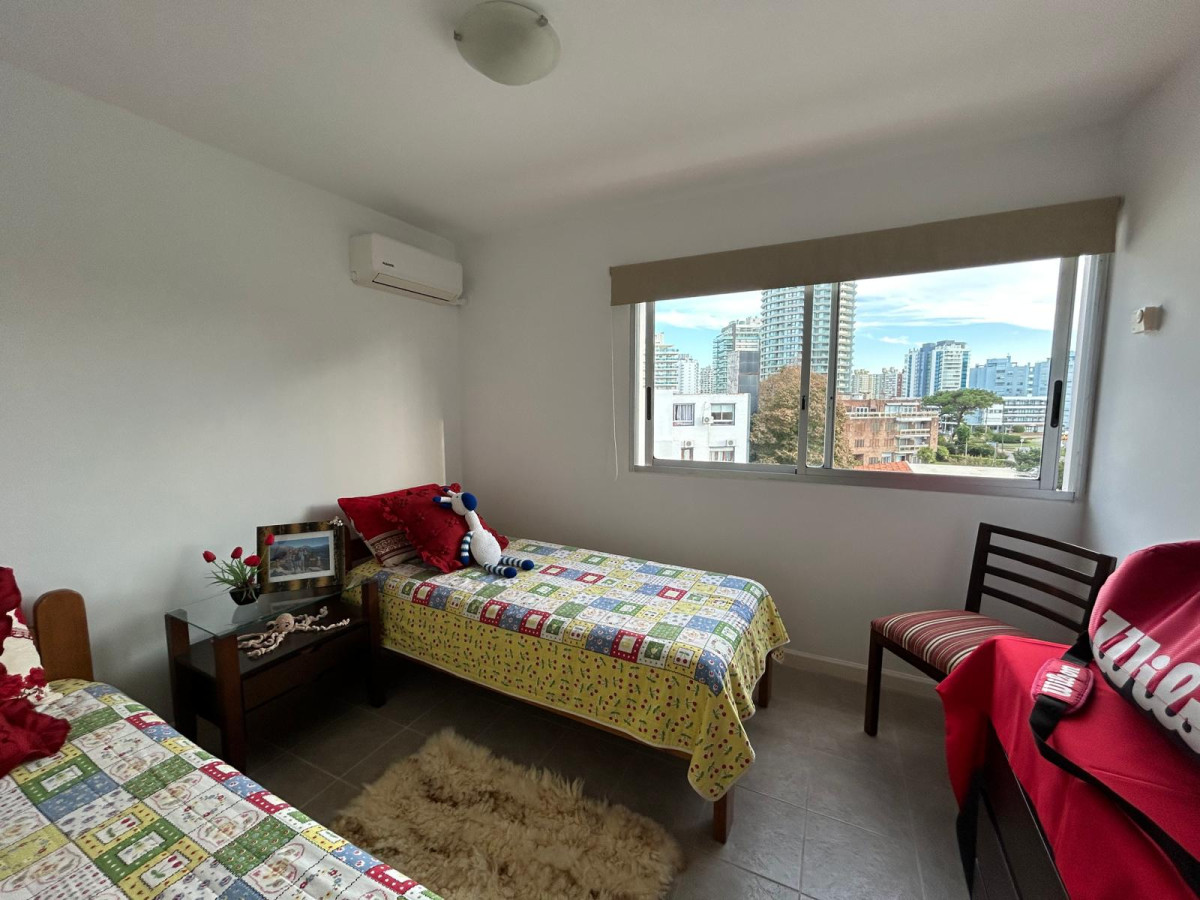 Apartamento ID.1252 - Venta de apto muy amplio, con terraza con parrillero cerrado y estufa a leña