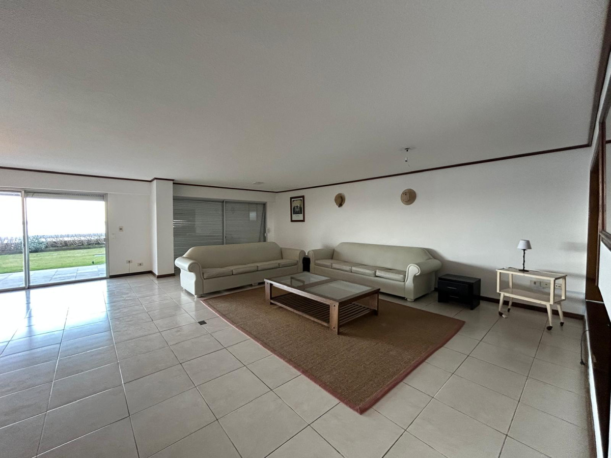 Apartamento ID.2939 - Hermoso apto en venta, Planta Baja, jardin propio con vista a la Playa Brava 
