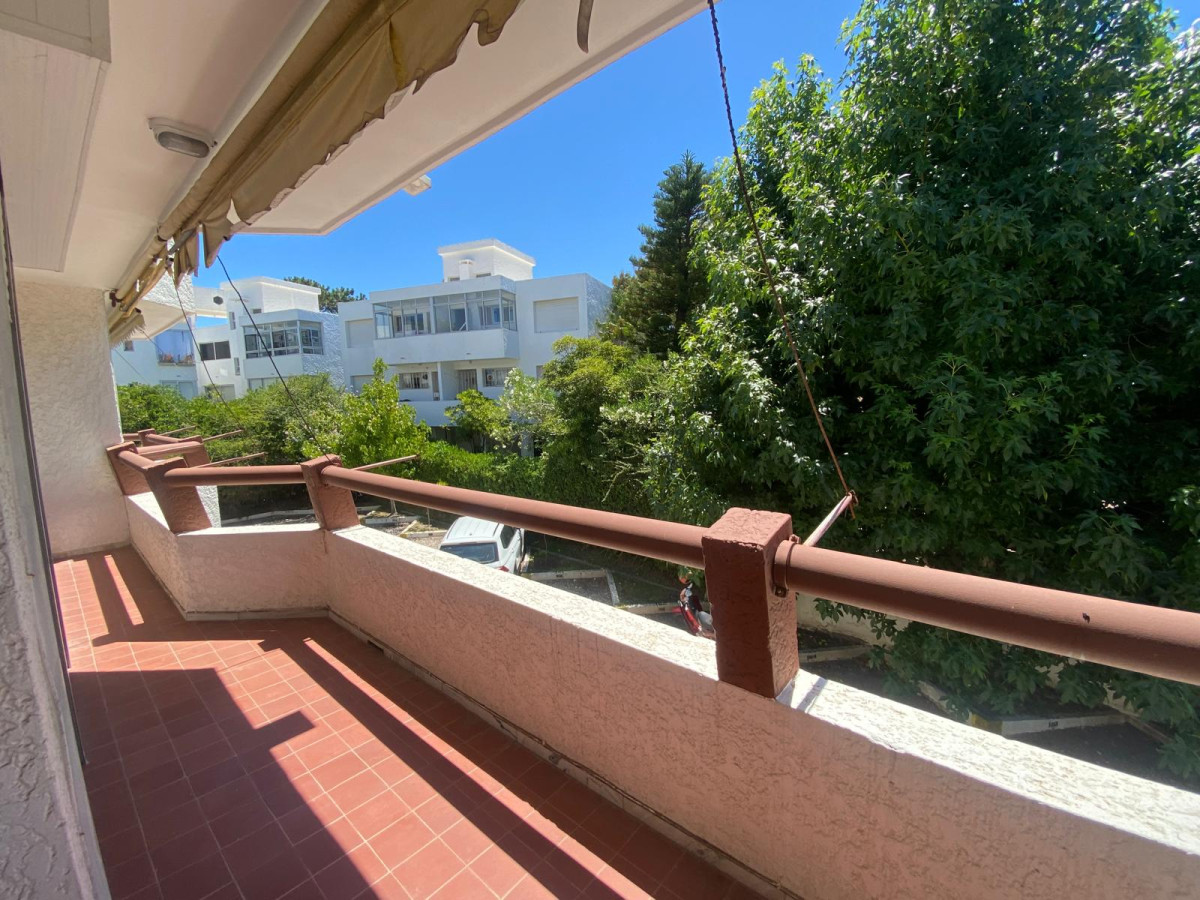 Apartamento ID.1375 - Primer piso por escalera, con cochera 