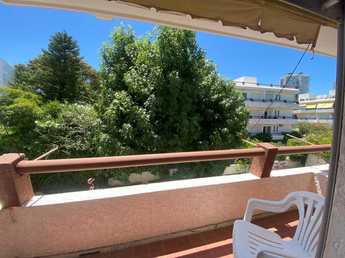 Apartamento ID.1375 - Primer piso por escalera, con cochera 