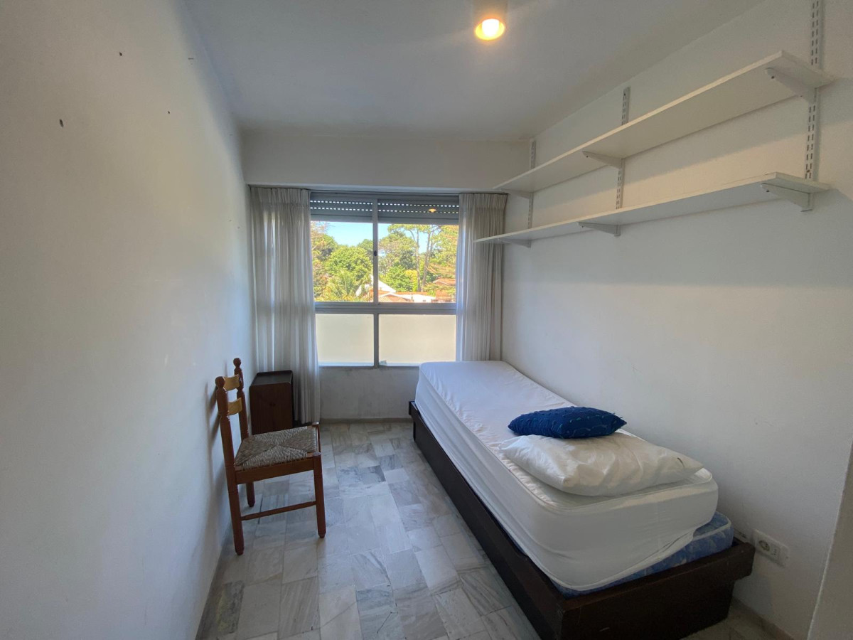 Apartamento ID.2742 - Amplio apartamento, con terraza cerrada, y garage
